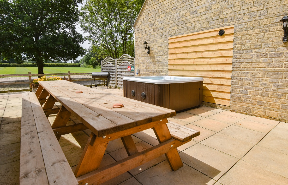 Cotswold Manor Stables - hot tub, BBQ and picnic table on large south facing patio