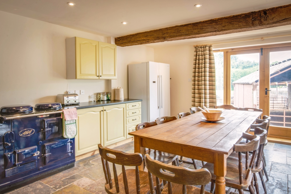 Moorhall Farmhouse - large dining table in the kitchen