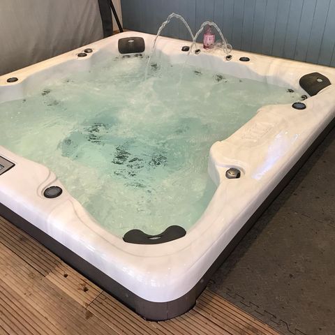Webbington Farm - hot tub