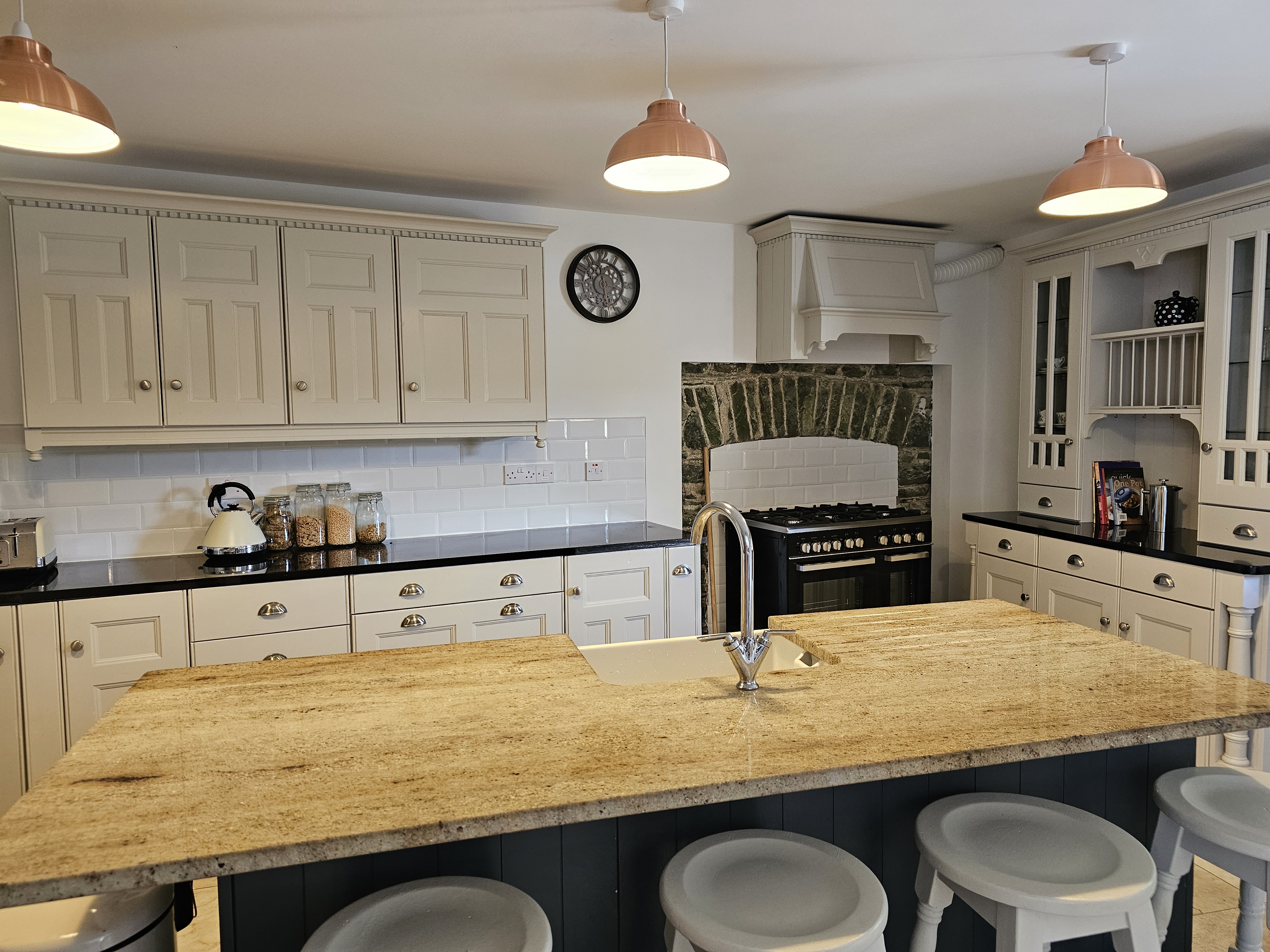 Gardener's Lodge -well equipped kitchen, large island and stools