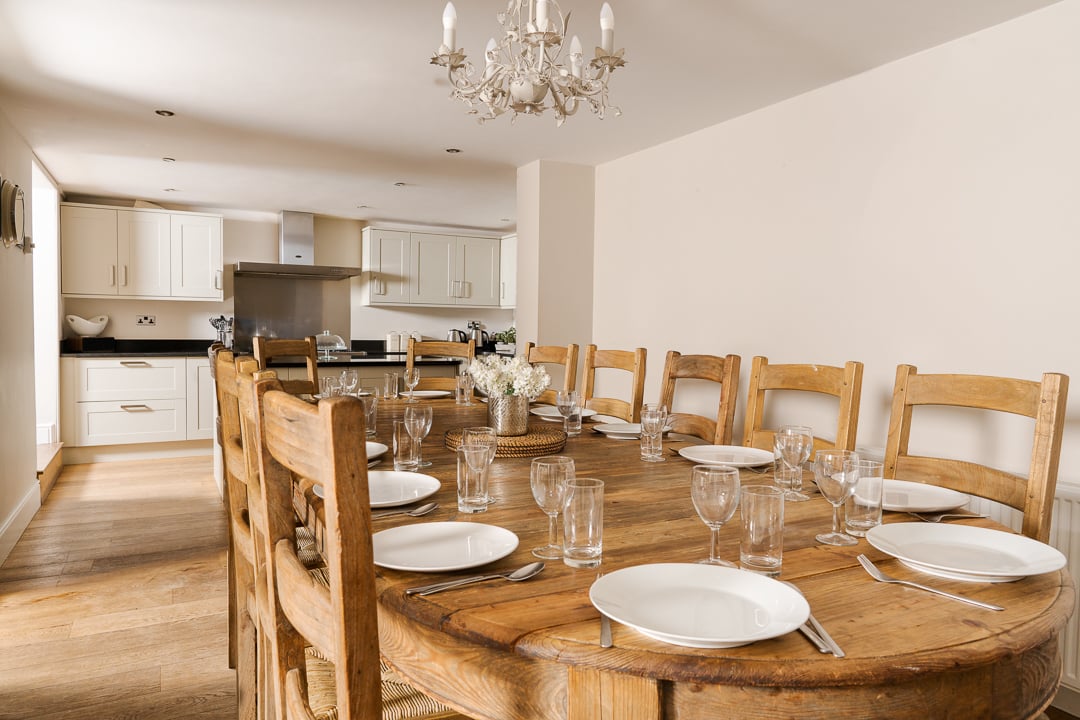 Dining for up to 14 guests